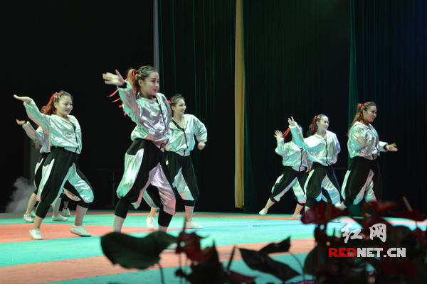 清新自然的服装，活力动感的舞姿，选手们精神饱满、充满自信，给整个场馆带来青春的气息。